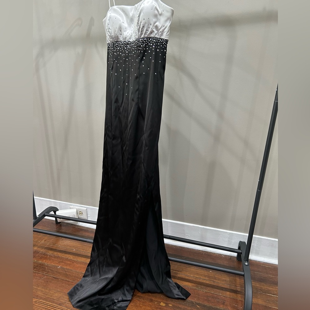 Betsy & Adam by linda bernell black and white gown size 6 - Picture 2 of 5